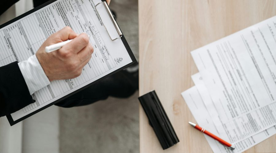 Decyzja o zaciągnięciu kredytu to poważne zobowiązanie finansowe, które wymaga gruntownego przemyślenia i odpowiedniej wiedzy.